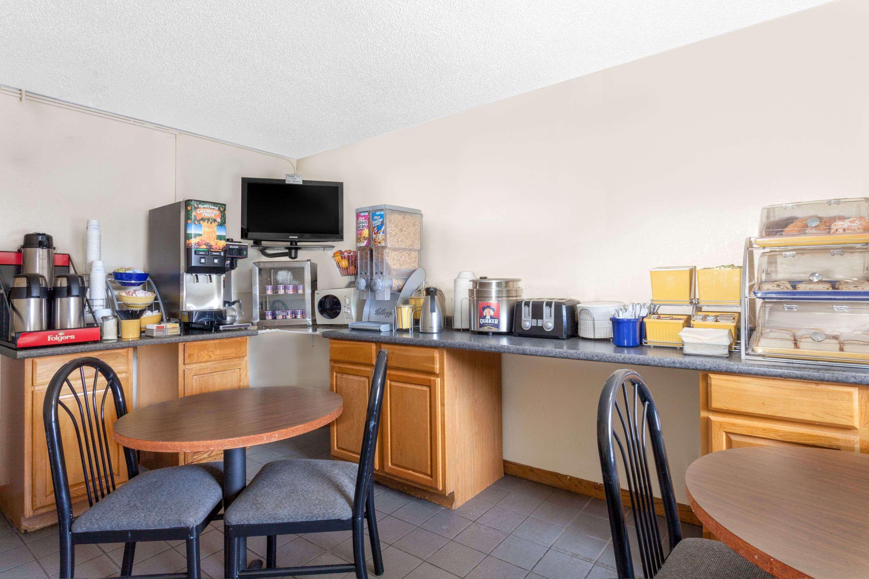 Days Inn By Wyndham Columbia Ne Fort Jackson Ngoại thất bức ảnh
