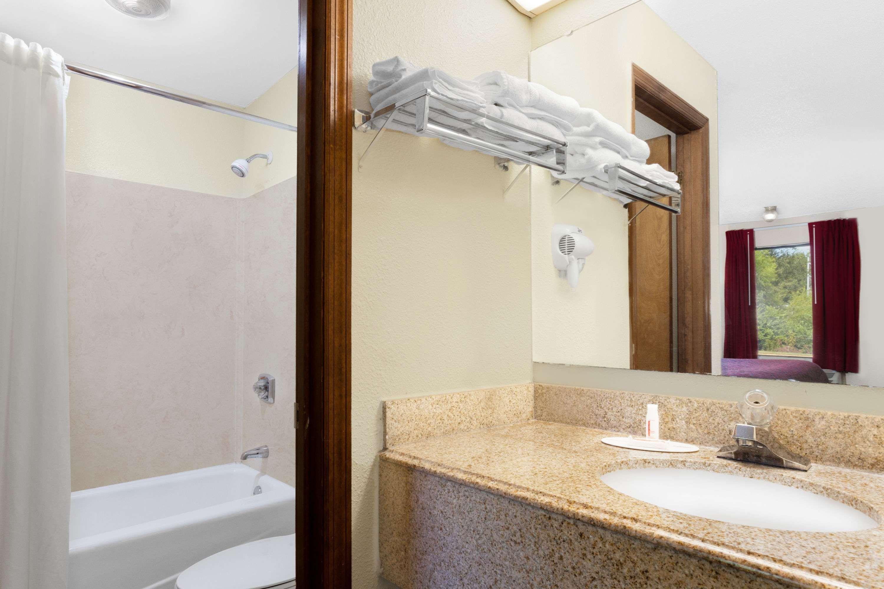 Days Inn By Wyndham Columbia Ne Fort Jackson Ngoại thất bức ảnh