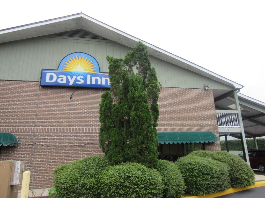 Days Inn By Wyndham Columbia Ne Fort Jackson Ngoại thất bức ảnh