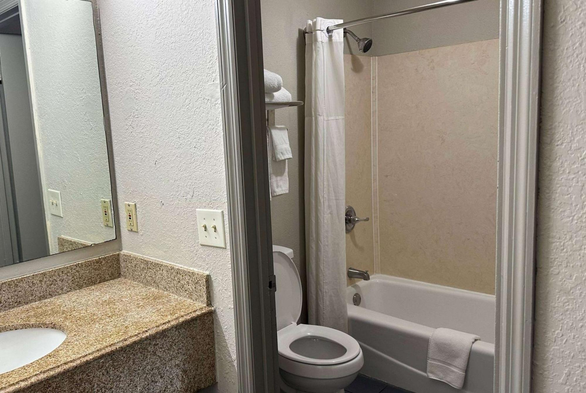 Days Inn By Wyndham Columbia Ne Fort Jackson Ngoại thất bức ảnh