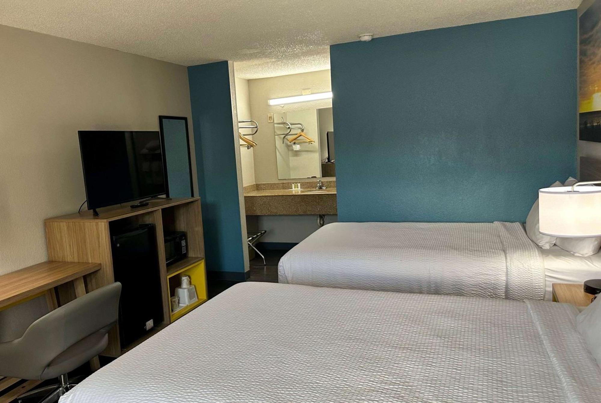 Days Inn By Wyndham Columbia Ne Fort Jackson Ngoại thất bức ảnh